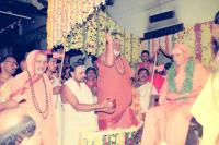 HH Shrimat Sadyojat Shankarashram Swamiji ascending the Shri Chitrapur Mathadhipati Peetha (27 Feb 1997)